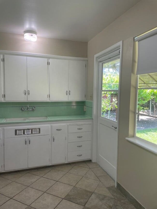 Building Photo - Charming 3 Bedroom Home on a Quiet Tree-Li...