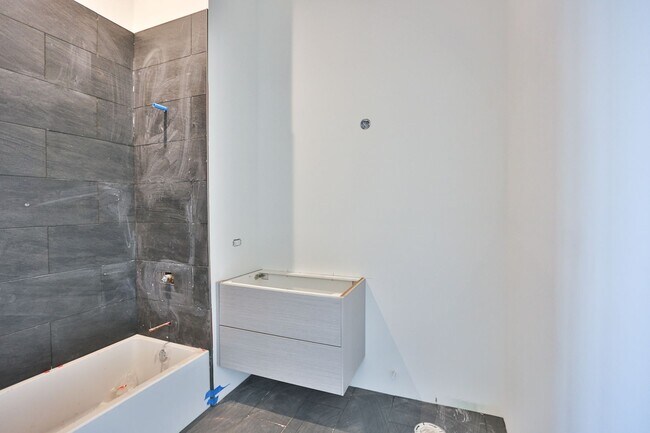 Building Photo - Brand New Jr 1 Bed in Wicker Park. 12' Cei...