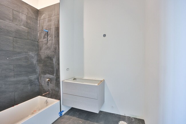 Building Photo - Brand New Jr 1 Bed in Wicker Park. 12' Ceilings. Huge Windows, Elevator Building. Roof Deck. Free...