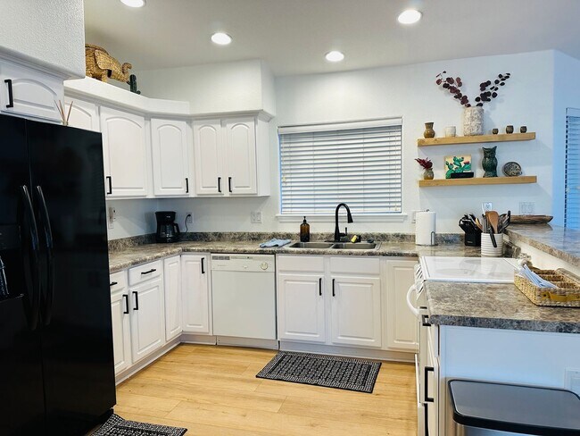 Building Photo - WINTER VACATION RENTAL Fully Furnished 3BD/2BA Bullhead City, AZ in Sunridge Estates