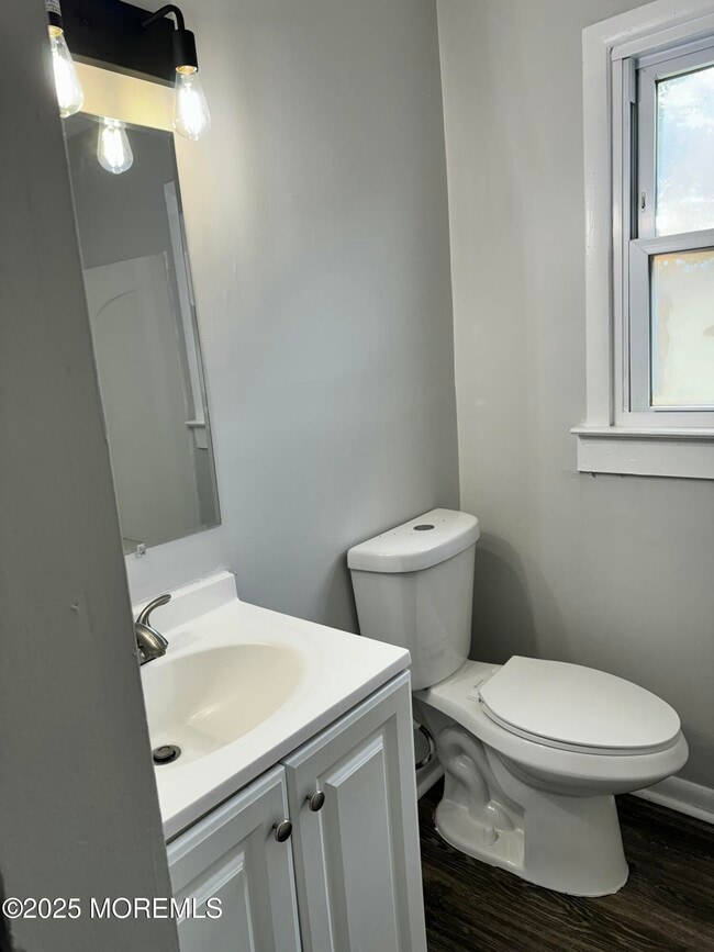 Building Photo - 117 Charles Ave