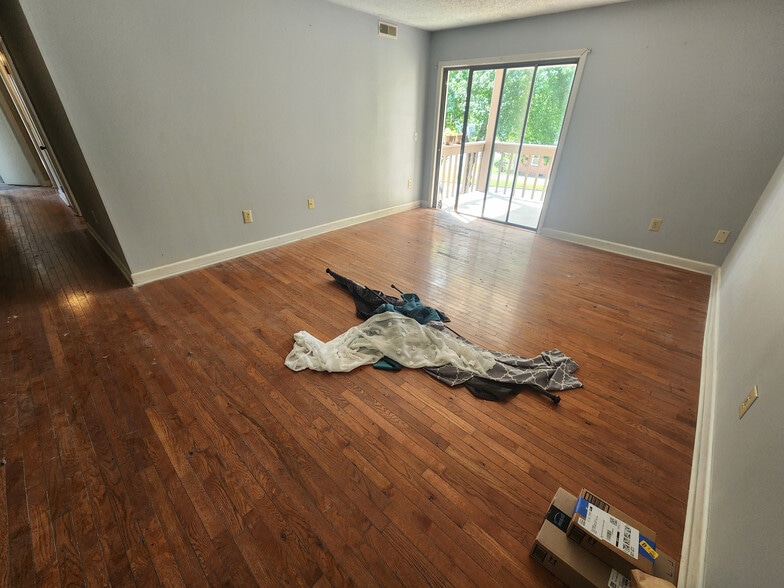 Building Photo - Room in Apartment on N Hamilton St