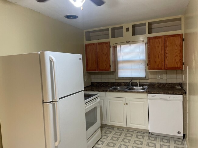 Building Photo - 2 Bedroom 2 Bath house