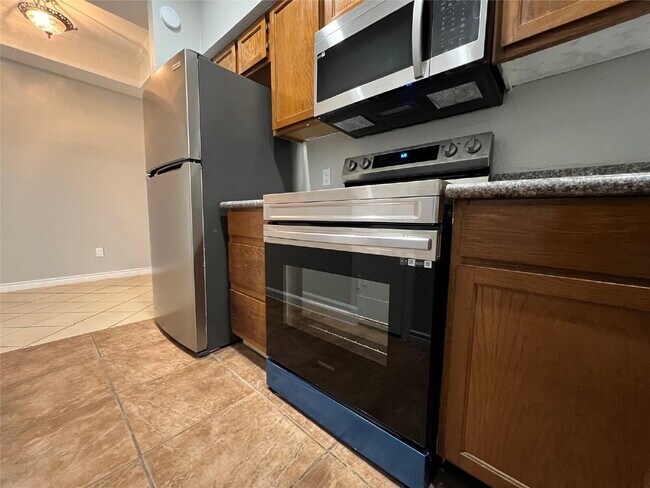 Building Photo - 2 Bed Condo in 77054 Near Texas Medical Center + Gated Community