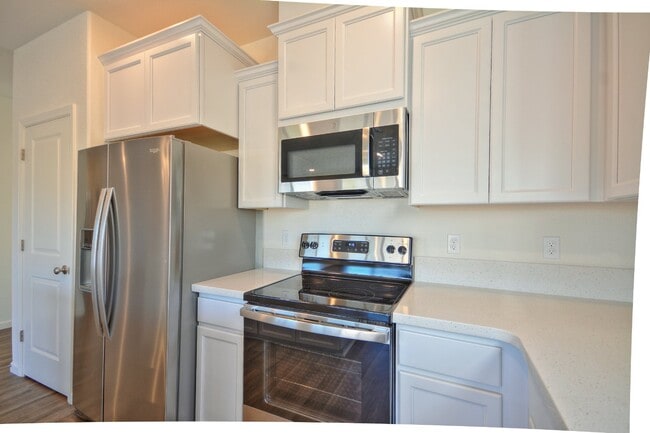 Building Photo - Newer home with solar AVAILABLE NOW!