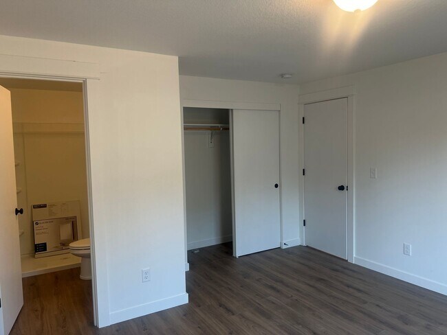 Building Photo - 724 SE 135th Ct