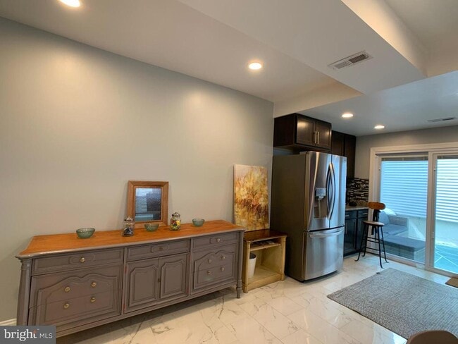 Building Photo - 513 S Regester St