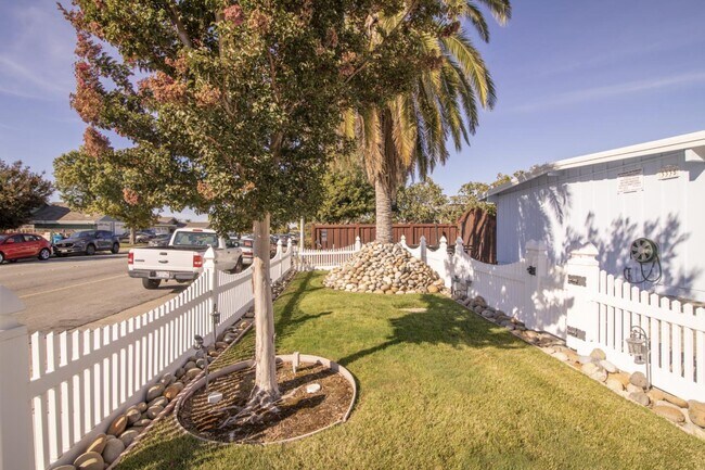 Building Photo - 3335 Los Prados St