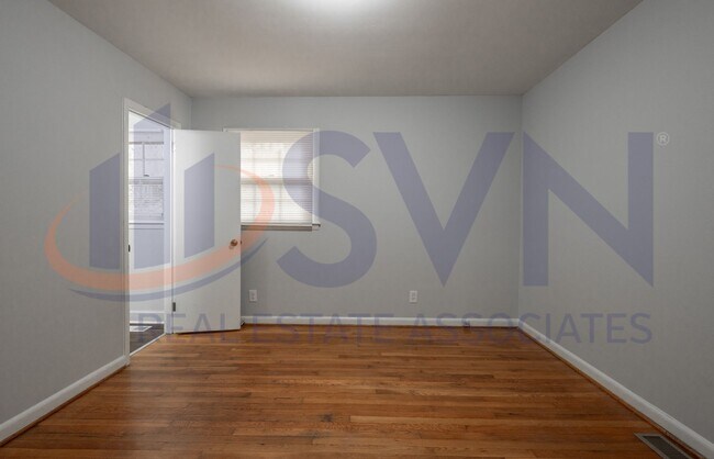 Building Photo - Refreshed 3 Bedroom / 2.5 Bath Ranch Style Home in Parkwood Neighborhood!