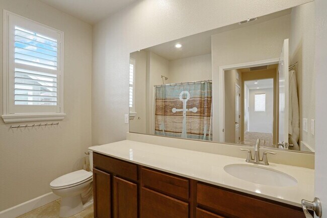 Building Photo - Cannery living!