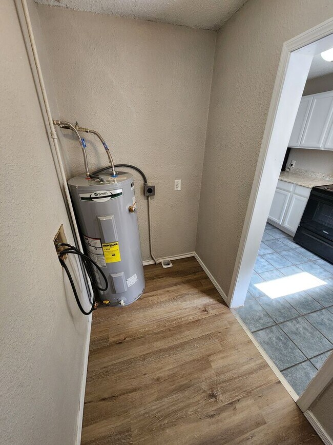 Building Photo - Spacious 2-Bedroom, 1-Bathroom Home AVAILABLE NOW!!