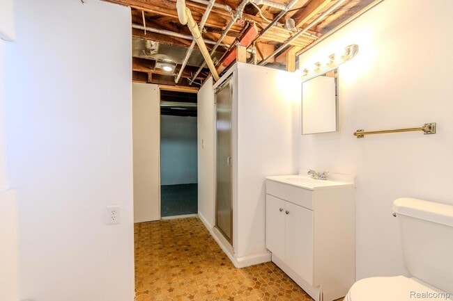 Building Photo - 629 N Vermont Ave