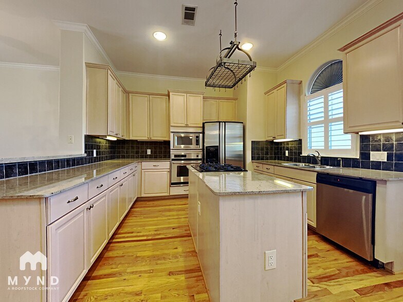 Building Photo - 321 Sandman St