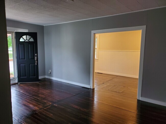 Building Photo - Adorable 2 bedroom with a bonus room!
