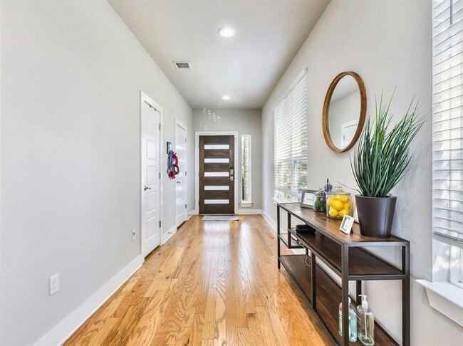 Building Photo - Inviting 4/BR 2.5/BA Home in Austin
