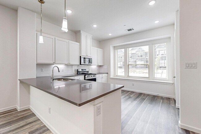 Building Photo - 4 Bed 3 Bath Luxurious Townhome in Frisco!