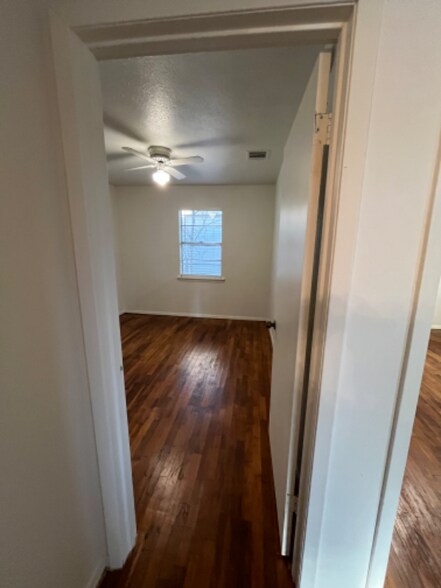 Building Photo - 102 E Pecan St