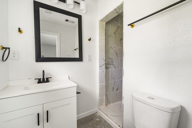 Building Photo - 404 Glenmore Dr