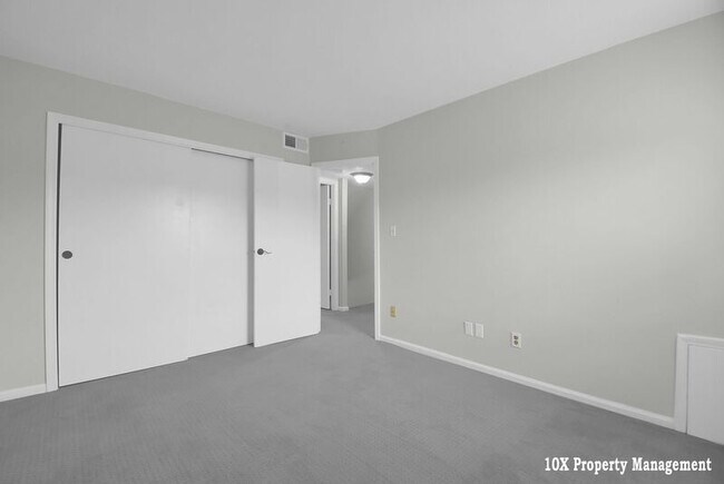 Building Photo - 911 Manor Ln