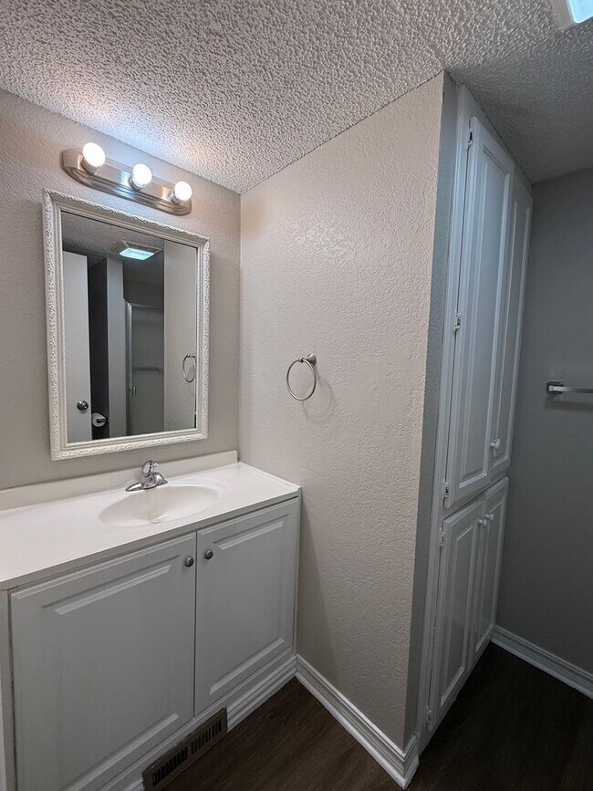 Building Photo - Welcome to your new home on this great corner lot with 3 bedrooms and 2 baths in Owasso!