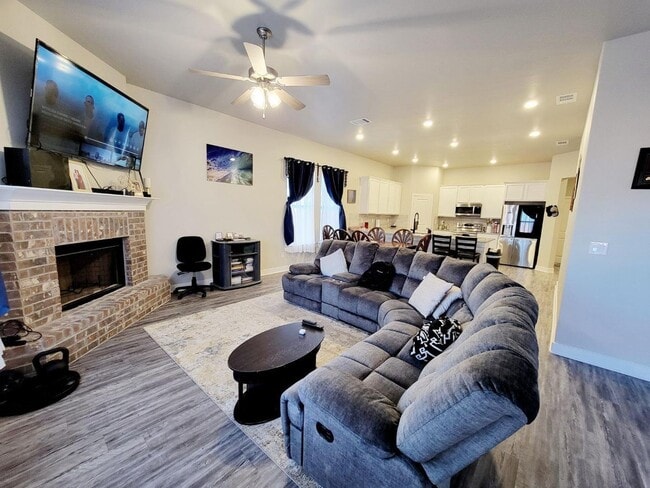 Building Photo - Upland Crossing - 3/2/2 All Appliances Included