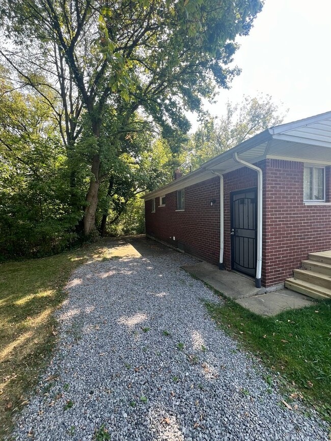 Building Photo - Updated, 2 Bedroom Ranch with Full Basement