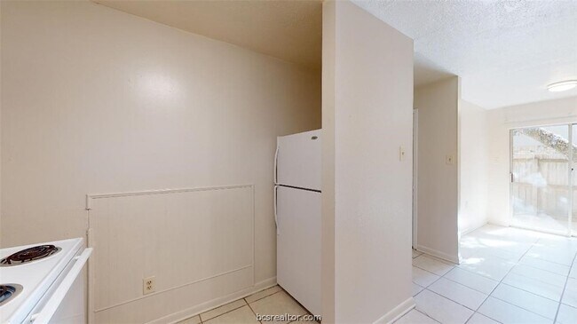 Building Photo - 916 Navarro Dr