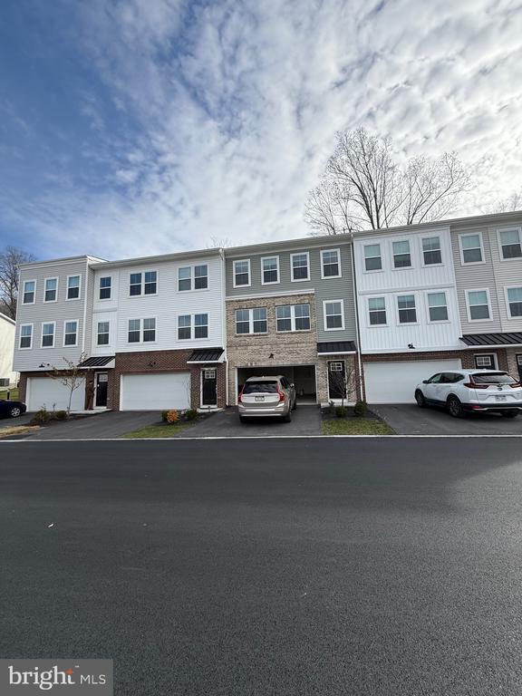 Building Photo - 83 Four Leaf Dr