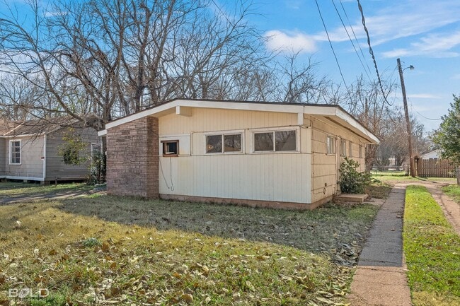 Building Photo - 2560 Lamar St