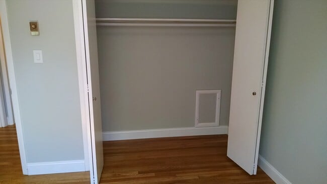 Building Photo - Renovated 2BR/1BA Condo – Prime UTK Location!