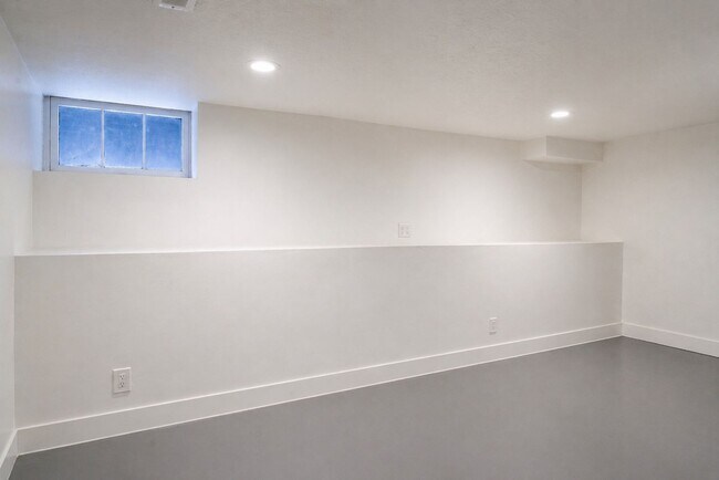 Building Photo - 740 E 800 S