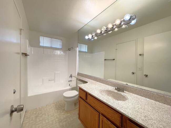Building Photo - AVAILABLE NOW!! 2 Bedroom 2 Bathroom Condo...