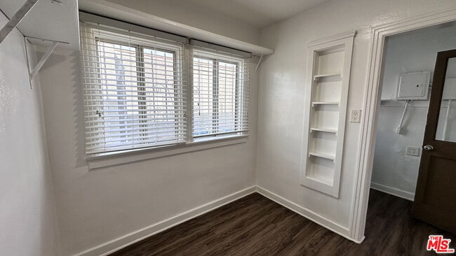 Building Photo - 1709 W 70th St