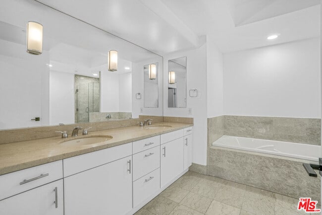 Building Photo - 13600 Marina Pointe Dr
