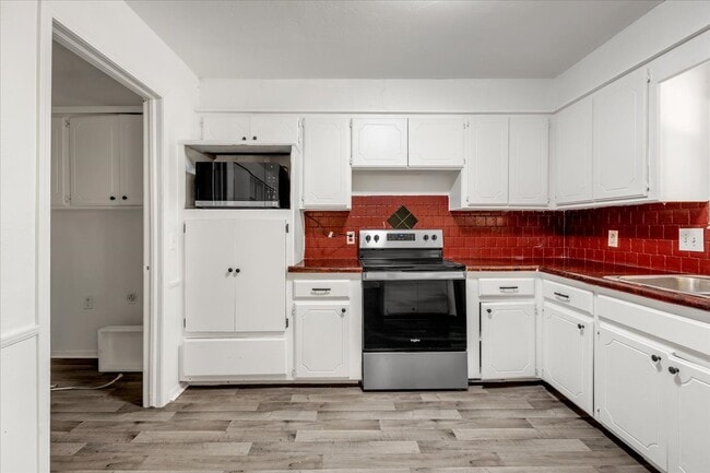 Building Photo - 9710 N Oak Cliff Dr