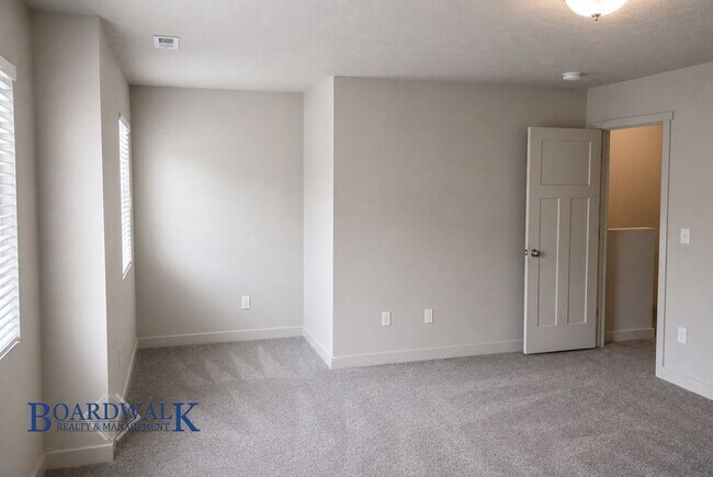 Building Photo - Large Herriman 3 Bed 2 Bath Town Home!