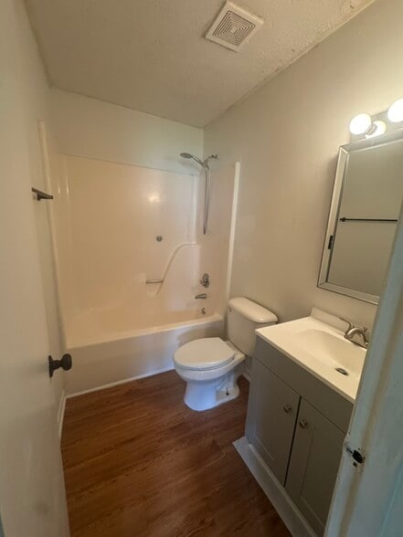 Building Photo - 150 Essex Ct