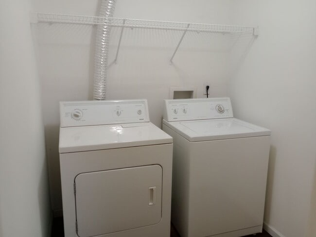 Building Photo - 1724-1726-1726 Louise Cir