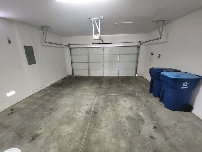 Building Photo - Beautiful detached home with fully fenced back yard.