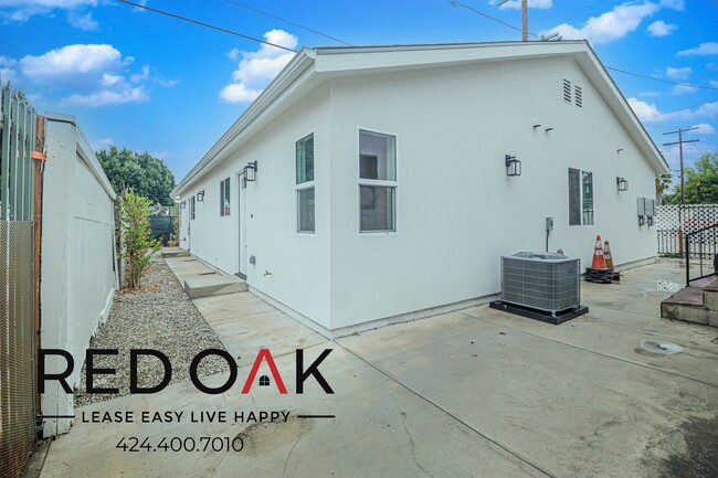 Building Photo - 856 W 47th St