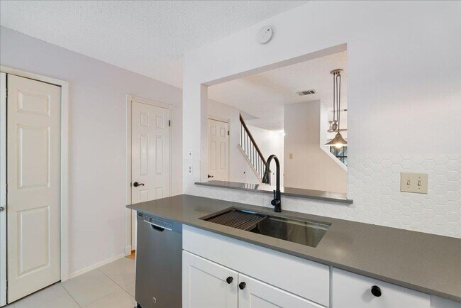 Building Photo - 1411 Gracy Farms Ln