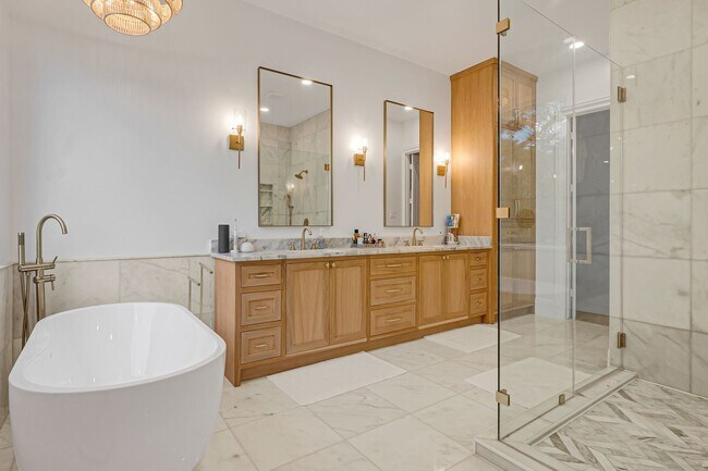 Building Photo - 2706 Tudor Manor