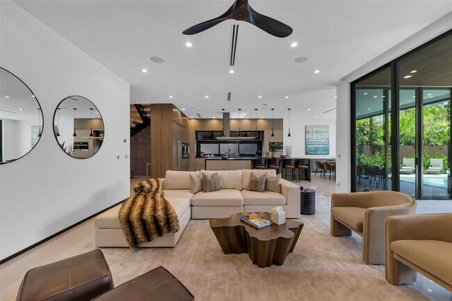 Building Photo - 727 NE 17th Way