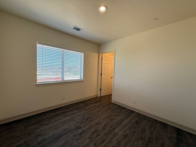 Building Photo - Free Month of Rent for Move in before Dec 1st - Brand New Upstairs 3 Bedroom Apartment