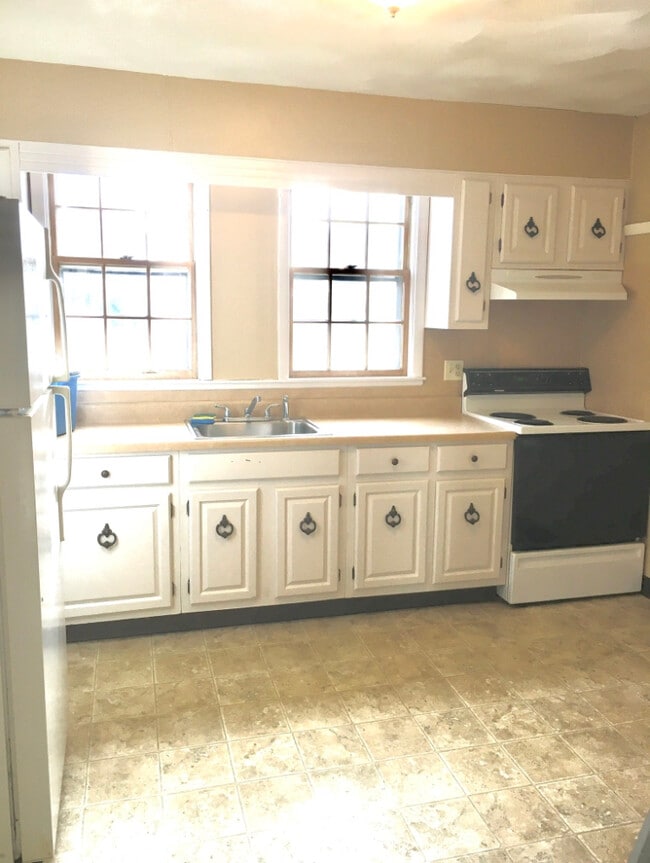 Kitchen - 1548 Smith St