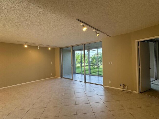 Building Photo - 3507 Oaks Way