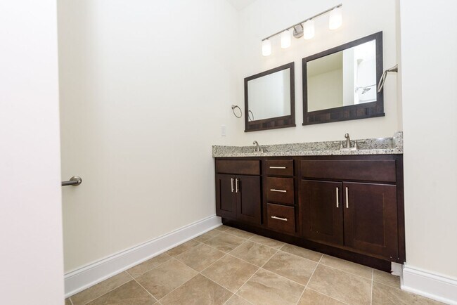 Building Photo - Luxury Living with Extra Space – 1 Bed + D...