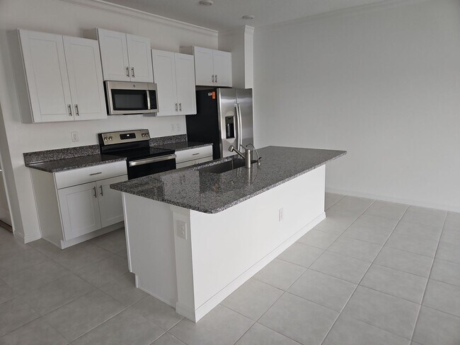 Building Photo - Dazzling 3-bedroom, 2.5-bathroom, 1 car ga...