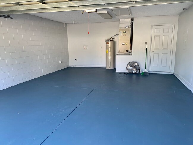 Building Photo - Great location