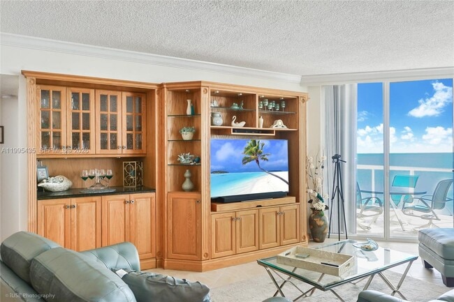 Building Photo - 16425 Collins Ave